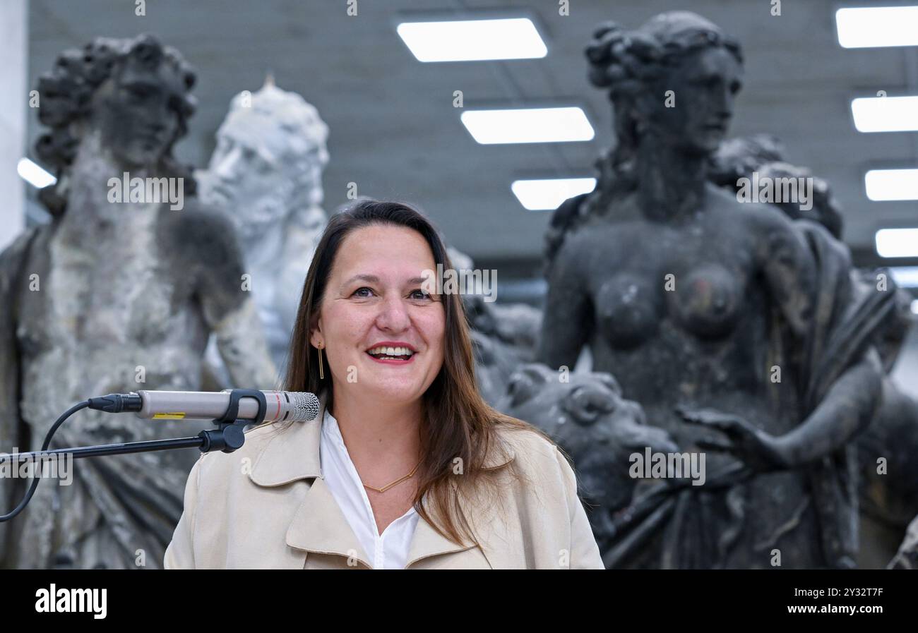 Potsdam, Deutschland. September 2024. Manja Schüle (SPD), brandenburgische Kultusministerin, bei der Eröffnung des Skulpturendepots der Stiftung Preußische Paläste und Gärten Berlin-Brandenburg. Quelle: Jens Kalaene/dpa/Alamy Live News Stockfoto