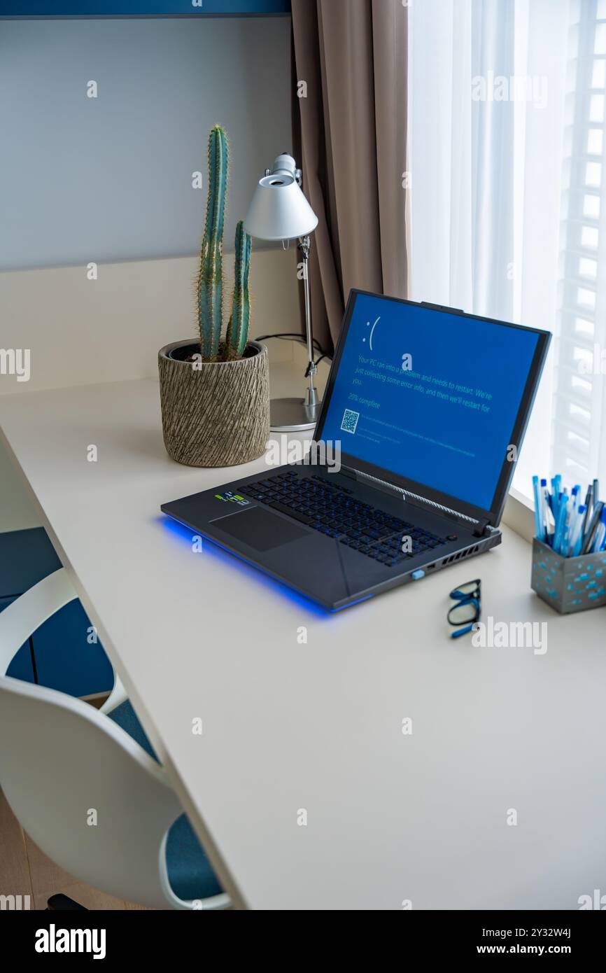 Prag, Tschechische Republik - 11. September 2024: Blauer Bildschirm des Todes auf einem Laptop im Heimbüro Stockfoto