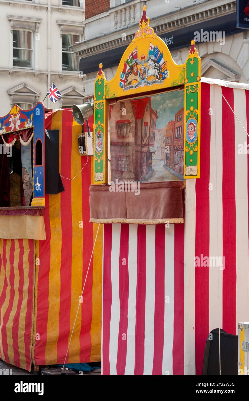 LONDON, Großbritannien - 12. MAI 2012: Punch und Judy-Stände beim Big Grin Birthday Event im Covent Garden, das 350 Jahre seit Samuel Pepys das erste Mal gesehen hat Stockfoto