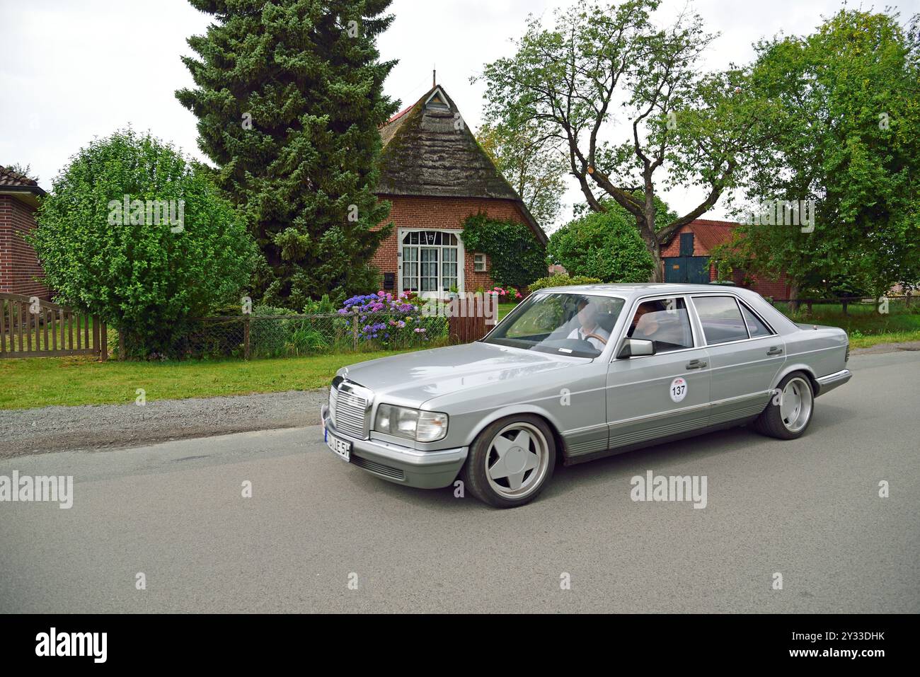 Europa, Deutschland, Niedersachsen, Niederelbe Classics, Oldtimer Tour, Mercedes-Benz S-Klasse, W 126 500 SE, Baujahr 1983, Stockfoto
