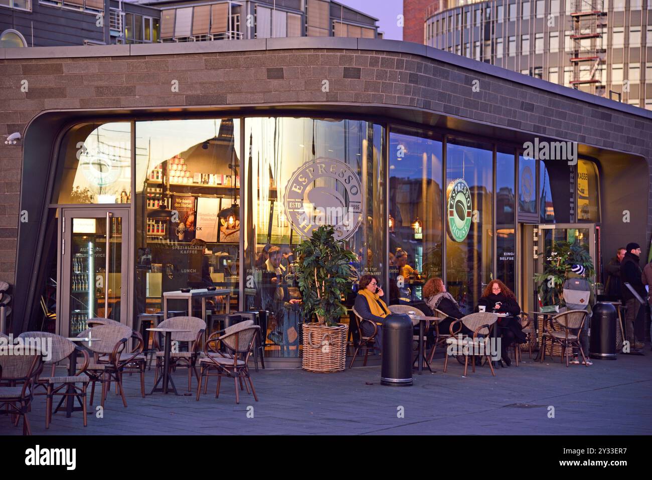 Europa, Deutschland, Hamburg, Hafen, Baumwall, Espresso-Haus, auf der Baumwallpromenade, Hochwasserschutzanlage, Abend Stockfoto