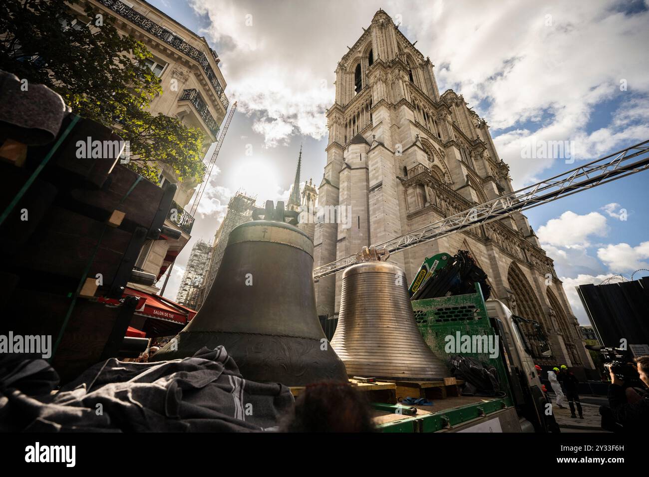 Acht Glocken kehren am 12. September 2024 in den nördlichen Glockenturm der Kathedrale Notre-Dame de Paris im Zentrum von Paris, Frankreich, zurück. Von „Gabriel“ mit einem Gewicht von mehr als vier Tonnen bis hin zum kleineren „Jean-Marie“, benannt zu Ehren von Kardinal lustiger: Am 12. September begrüßt Notre-Dame de Paris die acht Glocken in seinem nördlichen Glockenturm, weniger als drei Monate vor der Wiedereröffnung der Kathedrale. Diese acht Glocken, die die Namen von Persönlichkeiten tragen, die das Leben der Diözese und der Kirche kennzeichneten, wurden im Juli 2023 entfernt, um die Restaurierung des Nordturms zu ermöglichen, der von den Flammen des Riesen betroffen war Stockfoto