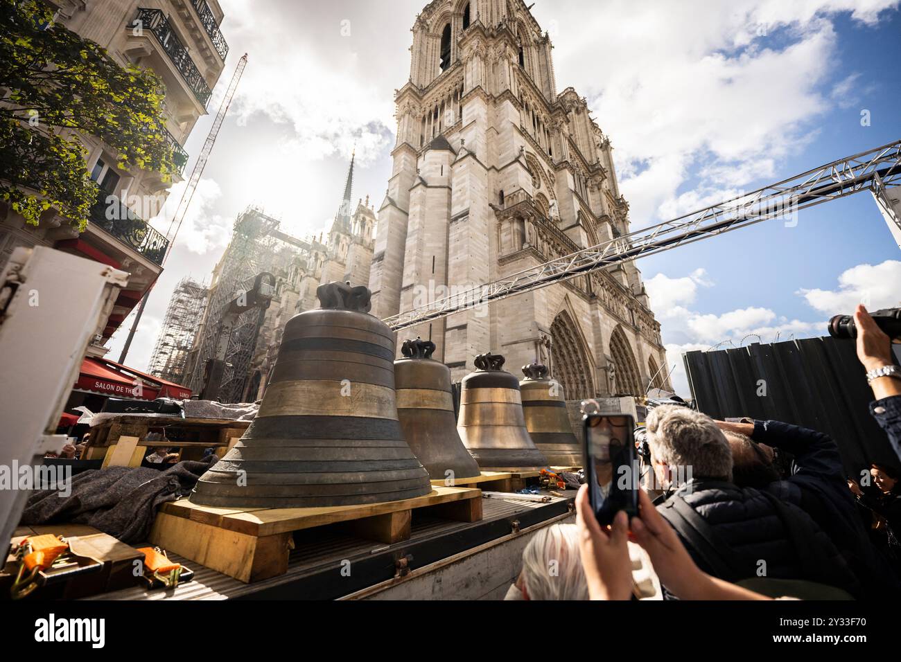 Acht Glocken kehren am 12. September 2024 in den nördlichen Glockenturm der Kathedrale Notre-Dame de Paris im Zentrum von Paris, Frankreich, zurück. Von „Gabriel“ mit einem Gewicht von mehr als vier Tonnen bis hin zum kleineren „Jean-Marie“, benannt zu Ehren von Kardinal lustiger: Am 12. September begrüßt Notre-Dame de Paris die acht Glocken in seinem nördlichen Glockenturm, weniger als drei Monate vor der Wiedereröffnung der Kathedrale. Diese acht Glocken, die die Namen von Persönlichkeiten tragen, die das Leben der Diözese und der Kirche kennzeichneten, wurden im Juli 2023 entfernt, um die Restaurierung des Nordturms zu ermöglichen, der von den Flammen des Riesen betroffen war Stockfoto
