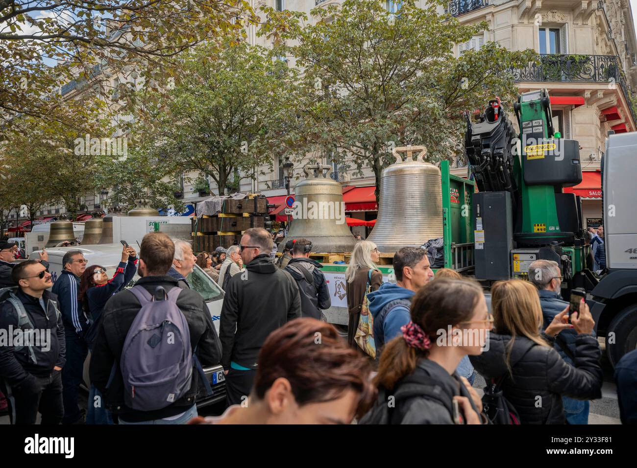 Acht Glocken kehren am 12. September 2024 in den nördlichen Glockenturm der Kathedrale Notre-Dame de Paris im Zentrum von Paris, Frankreich, zurück. Von „Gabriel“ mit einem Gewicht von mehr als vier Tonnen bis hin zum kleineren „Jean-Marie“, benannt zu Ehren von Kardinal lustiger: Am 12. September begrüßt Notre-Dame de Paris die acht Glocken in seinem nördlichen Glockenturm, weniger als drei Monate vor der Wiedereröffnung der Kathedrale. Diese acht Glocken, die die Namen von Persönlichkeiten tragen, die das Leben der Diözese und der Kirche kennzeichneten, wurden im Juli 2023 entfernt, um die Restaurierung des Nordturms zu ermöglichen, der von den Flammen des Riesen betroffen war Stockfoto