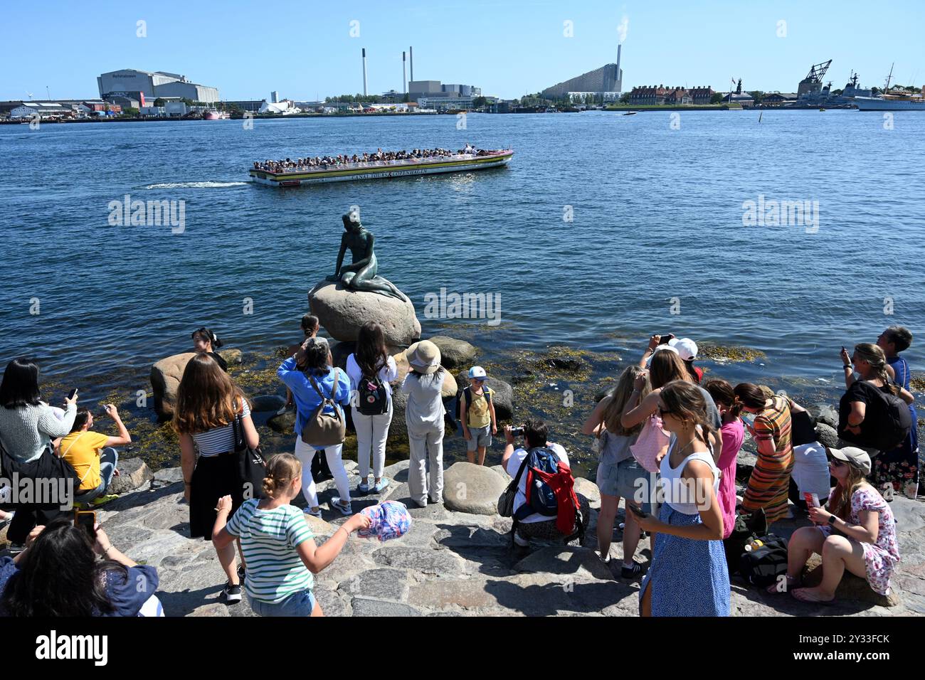 Kopenhagen, Dänemark - 1. August 2024: Touristen in der Nähe der Statue der Kleinen Meerjungfrau in Kopenhagen. Stockfoto