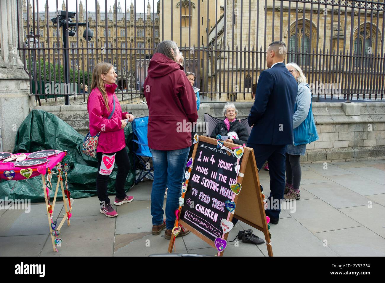 Westminster, London, Großbritannien. September 2024. Das Mütter-Manifest protestierte heute vor dem Parlament und rief zu Veränderungen auf, um den Kinderhunger jetzt und in Zukunft zu beenden. Sie treffen Clive Lewis, Abgeordneter der Labour Party für Norwich South, um ihre Bedenken darüber zu diskutieren, dass Mütter Mahlzeiten auslassen, damit sie ihre Kinder ernähren können. Das Mütter-Manifest fordert sofortige Maßnahmen, um die Probleme der Ernährungsunsicherheit anzugehen, und steht gleichzeitig solidarisch mit denjenigen, die sich und ihre Kinder ernähren wollen. Quelle: Maureen McLean/Alamy Live News Stockfoto