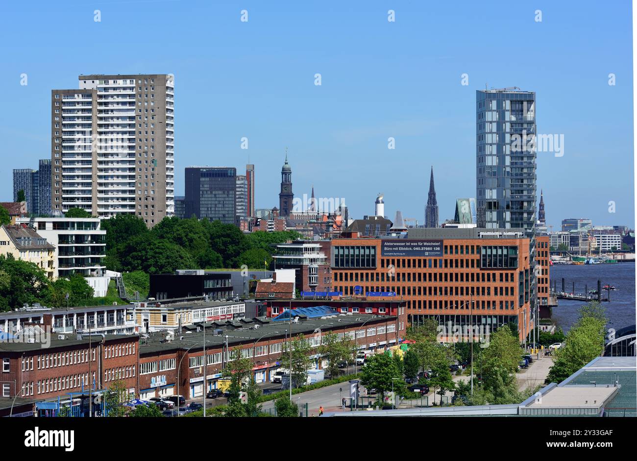 Europa, Deutschland, Hamburg, Elbe, Cruise Center Altona, Passagierschiff, im Hintergrund Palmaille und Kristall Tower, 72 Meter, Stockfoto