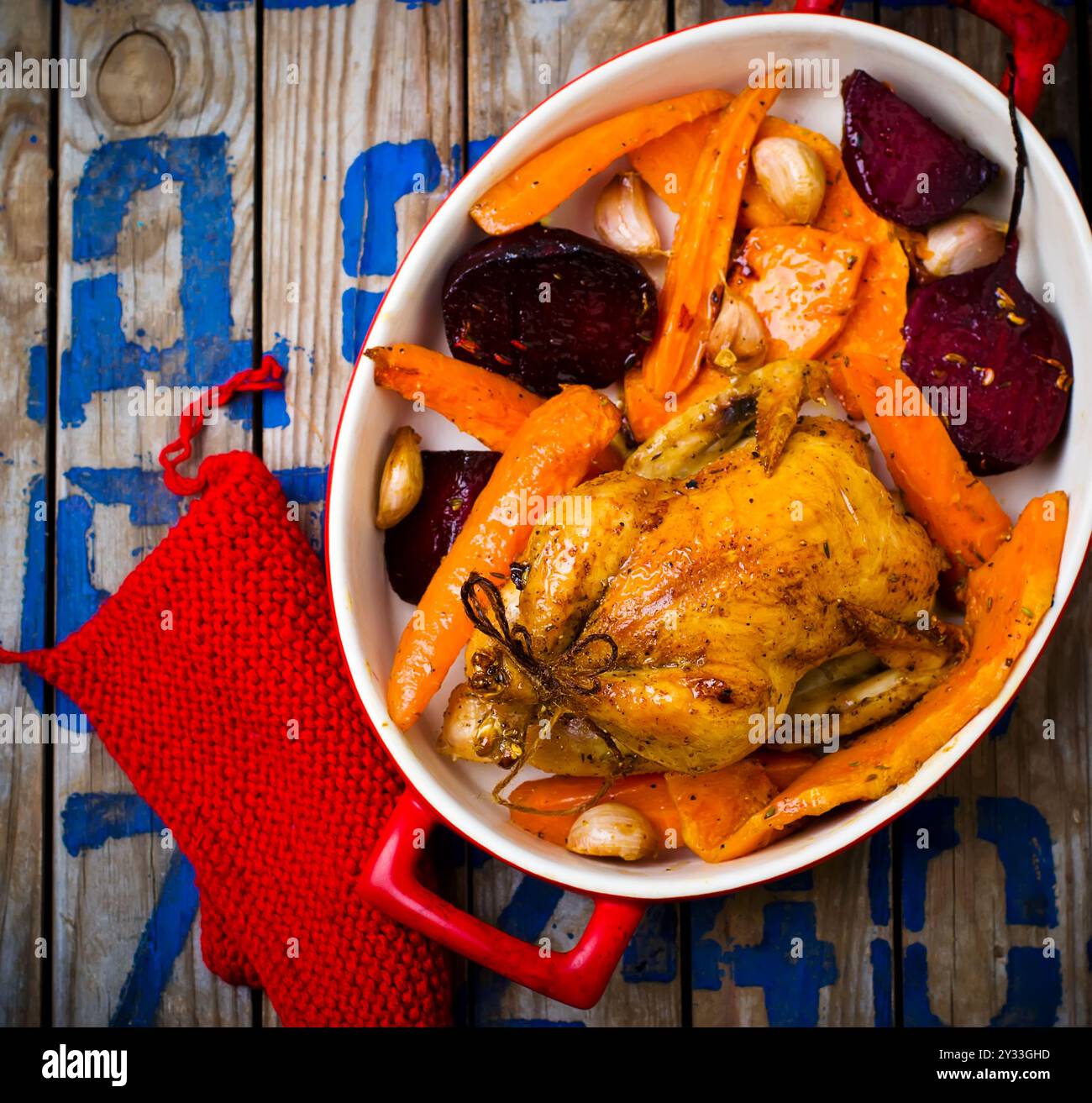 Das Huhn gebacken mit hackfrüchten. top anzeigen.. Stockfoto