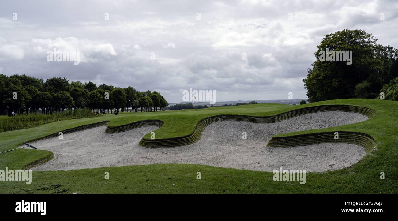 Rushmore Golf Club, Tollard Royal, Salisbury, Wiltshire - Cranborne Chase - Bunker, die das vierte Loch Par 3 schützen Stockfoto