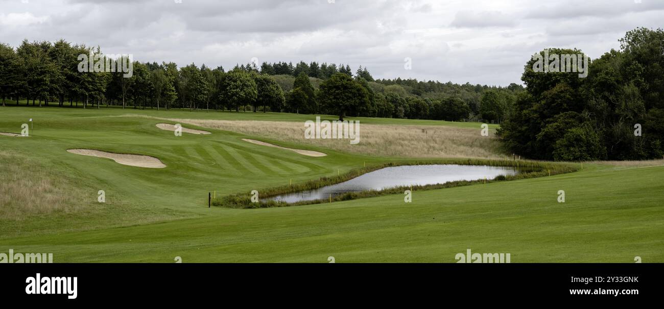 Rushmore Golf Club, Tollard Royal, Salisbury, Wiltshire - Cramborne Chase - Blick auf den See, der das Grün am 8. Loch schützt Stockfoto