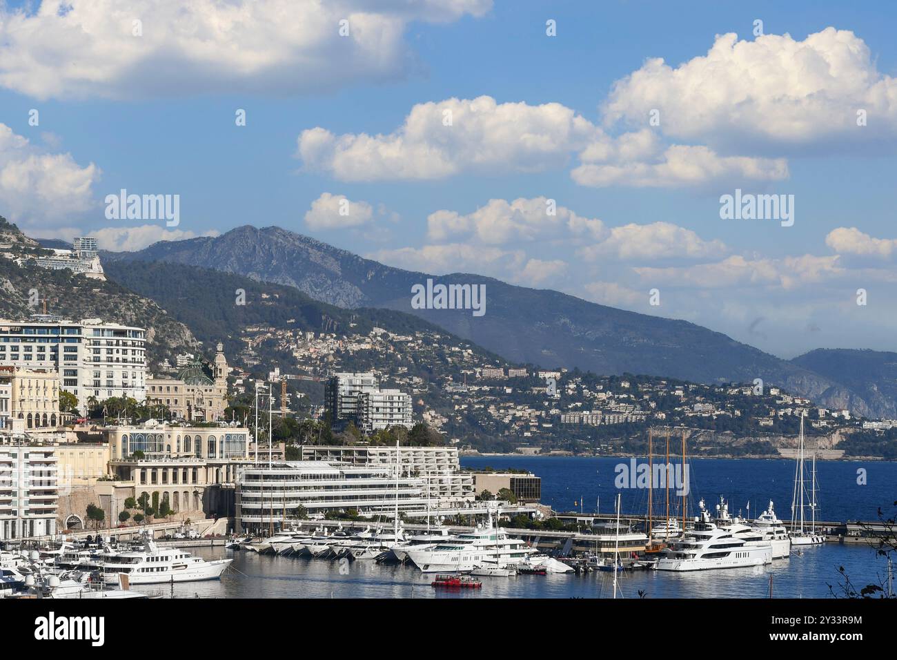 Erhöhter Blick auf Port Hercule mit der Küste der französischen Riviera im Hintergrund, Monte Carlo, Fürstentum Monaco Stockfoto