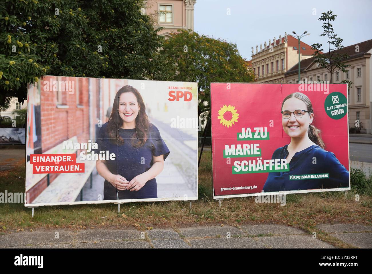 Wahlplakate von SPD mit Manja Schüle und Bündnis 90/die Grünen mit Marie Schäffer für die Landtagswahl in Brandenburg, Potsdam, 11. September 2024. Die Wahl findet am 22. September statt. Landtagswahl Brandenburg 2024: Wahlplakate *** Wahlplakate der SPD mit Manja Schüle und Bündnis 90 die Grünen mit Marie Schäffer zur Landtagswahl in Brandenburg, Potsdam, 11. September 2024 die Wahl findet am 22. September 2024 Wahlplakate statt Stockfoto