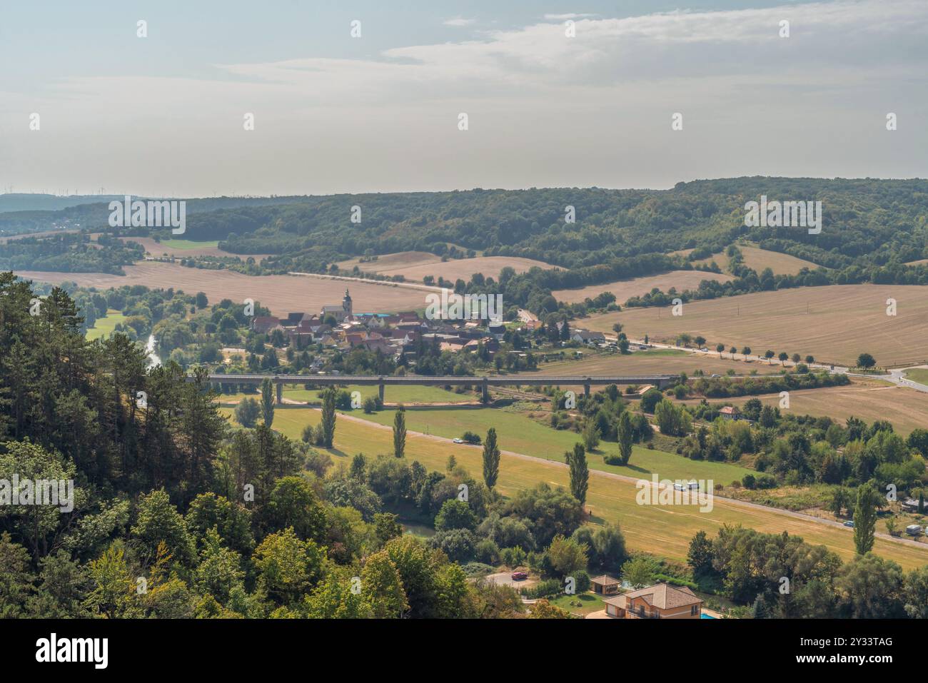 Malerischer Blick vom Schloss Neuenburg auf die Landschaft rund um Nissmitz im Burgenlandkreis Sommer 2024, Freyburg, Sachsen-Anhalt, Deutschland, Europa Stockfoto