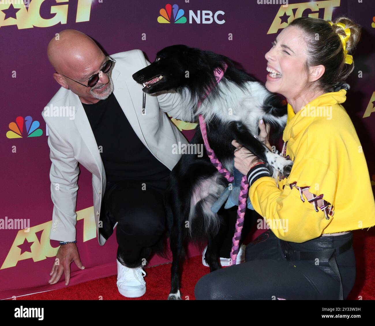 Pasadena, USA. September 2024. LOS ANGELES - 11. September: Howie Mandel, Rhythm the Dancing Dog, Roni Sagi bei der America's Got Talent Live Show Red Carpet im Hotel Dena am 11. September 2024 in Pasadena, KALIFORNIEN (Foto: Katrina Jordan/SIPA USA) Credit: SIPA USA/Alamy Live News Stockfoto