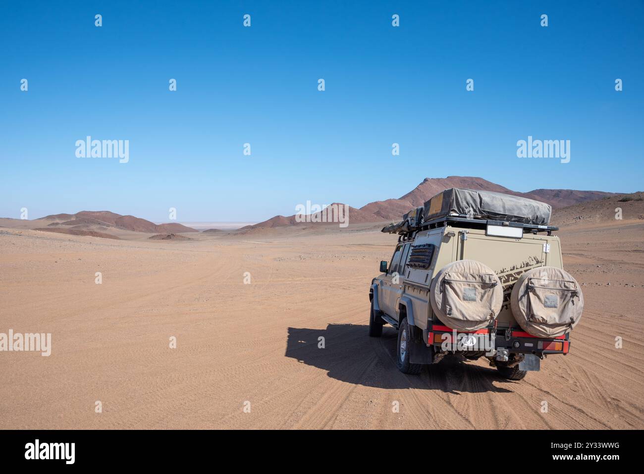 Abenteuer im Geländewagen in der afrikanischen Wüstenlandschaft in der Nähe des Messum-Kraters, Namibia Stockfoto