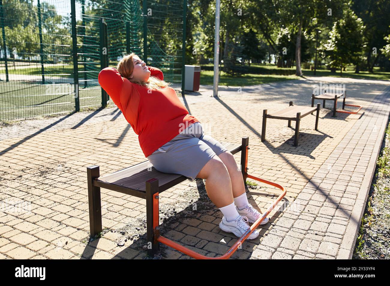 Eine Frau in Übergröße übt an einem hellen Tag draußen. Stockfoto
