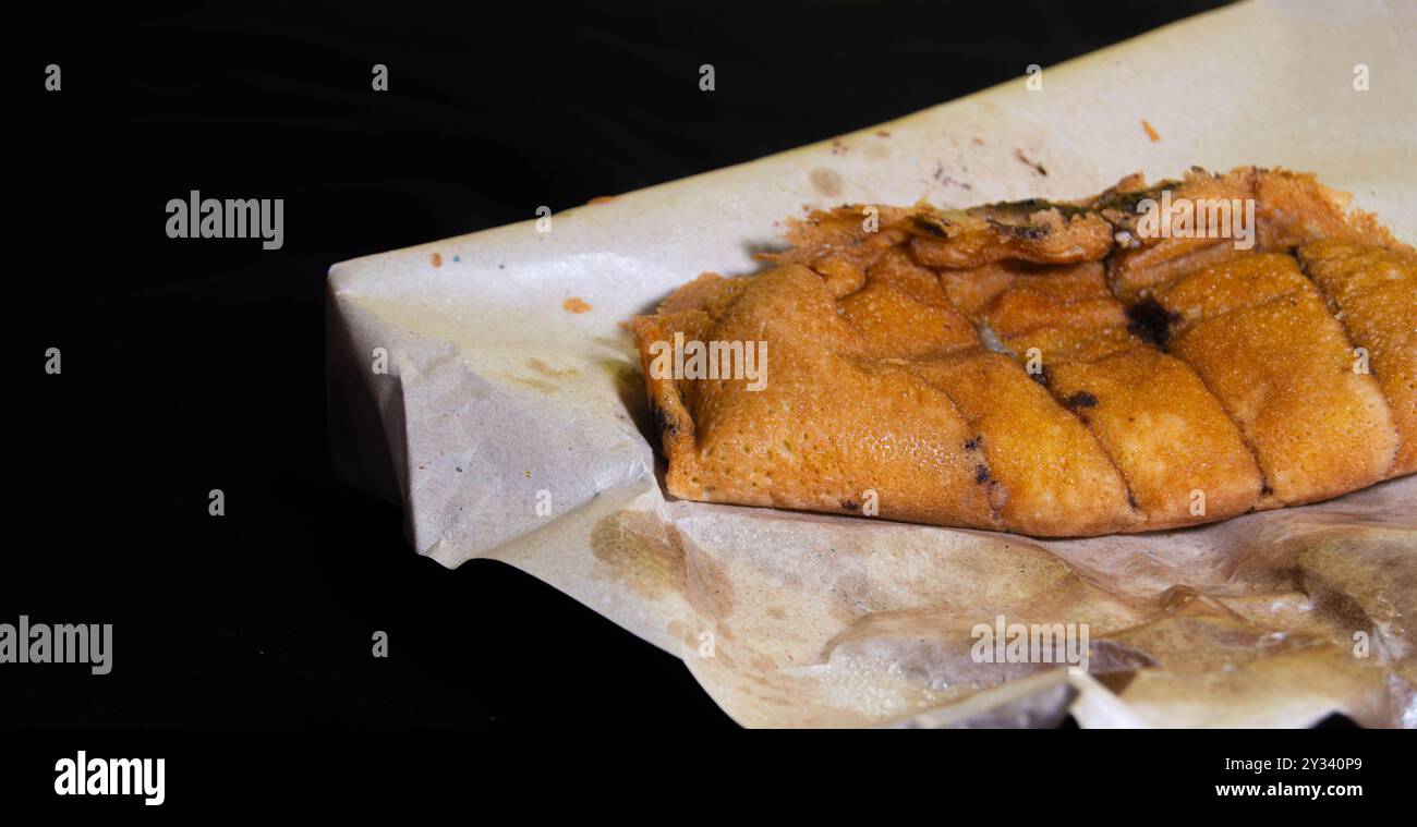 Schuss auf Terang Bulan oder süßen Martinabak. Typisch indonesisches Essen. Stockfoto