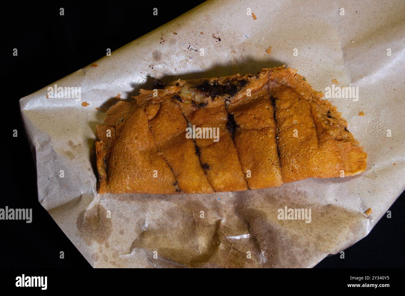 Schuss auf Terang Bulan oder süßen Martinabak. Typisch indonesisches Essen. Stockfoto