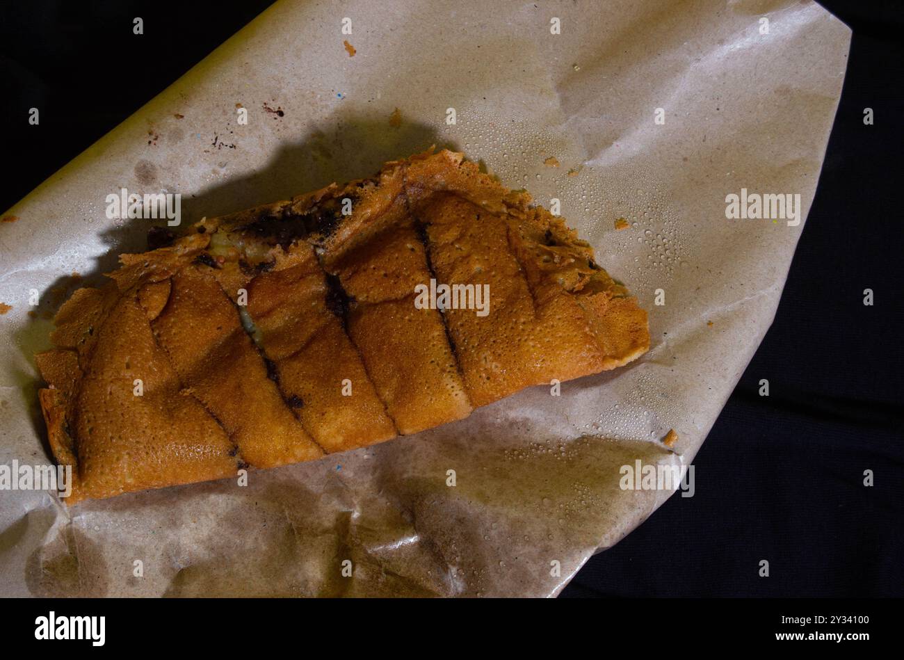 Schuss auf Terang Bulan oder süßen Martinabak. Typisch indonesisches Essen. Stockfoto