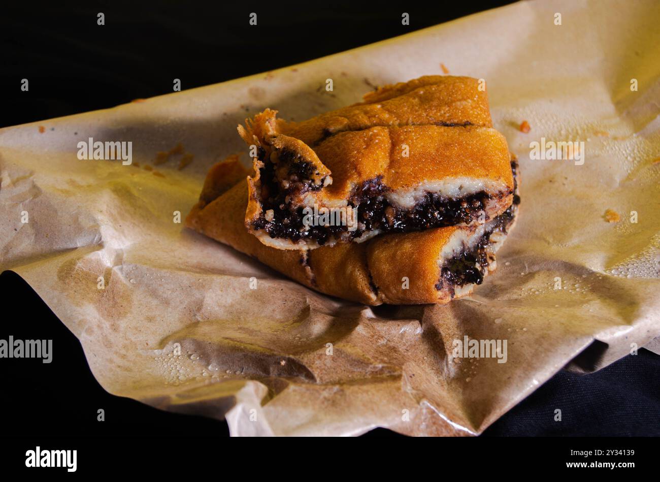 Schuss auf Terang Bulan oder süßen Martinabak. Typisch indonesisches Essen. Stockfoto