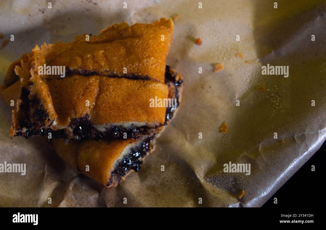 Schuss auf Terang Bulan oder süßen Martinabak. Typisch indonesisches Essen. Stockfoto