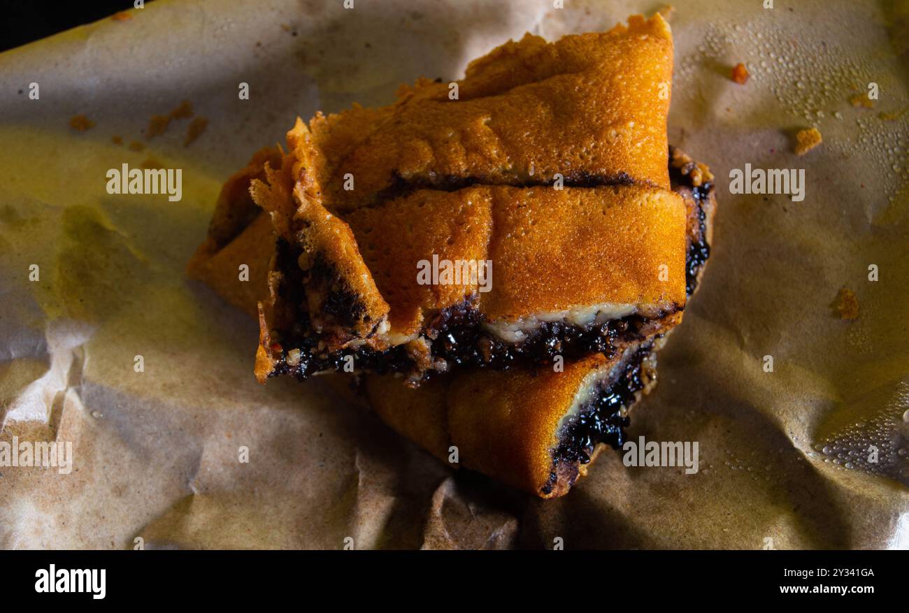 Schuss auf Terang Bulan oder süßen Martinabak. Typisch indonesisches Essen. Stockfoto