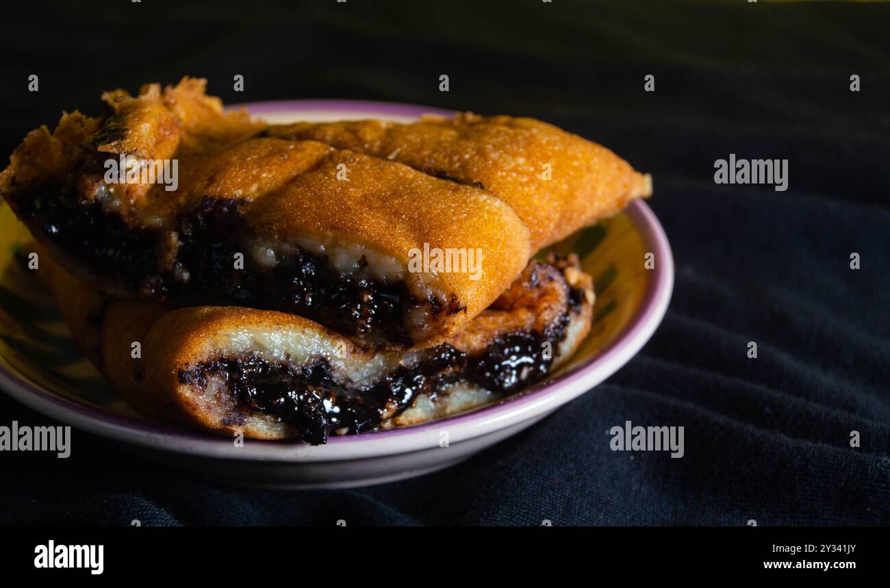 Schuss auf Terang Bulan oder süßen Martinabak. Typisch indonesisches Essen. Stockfoto