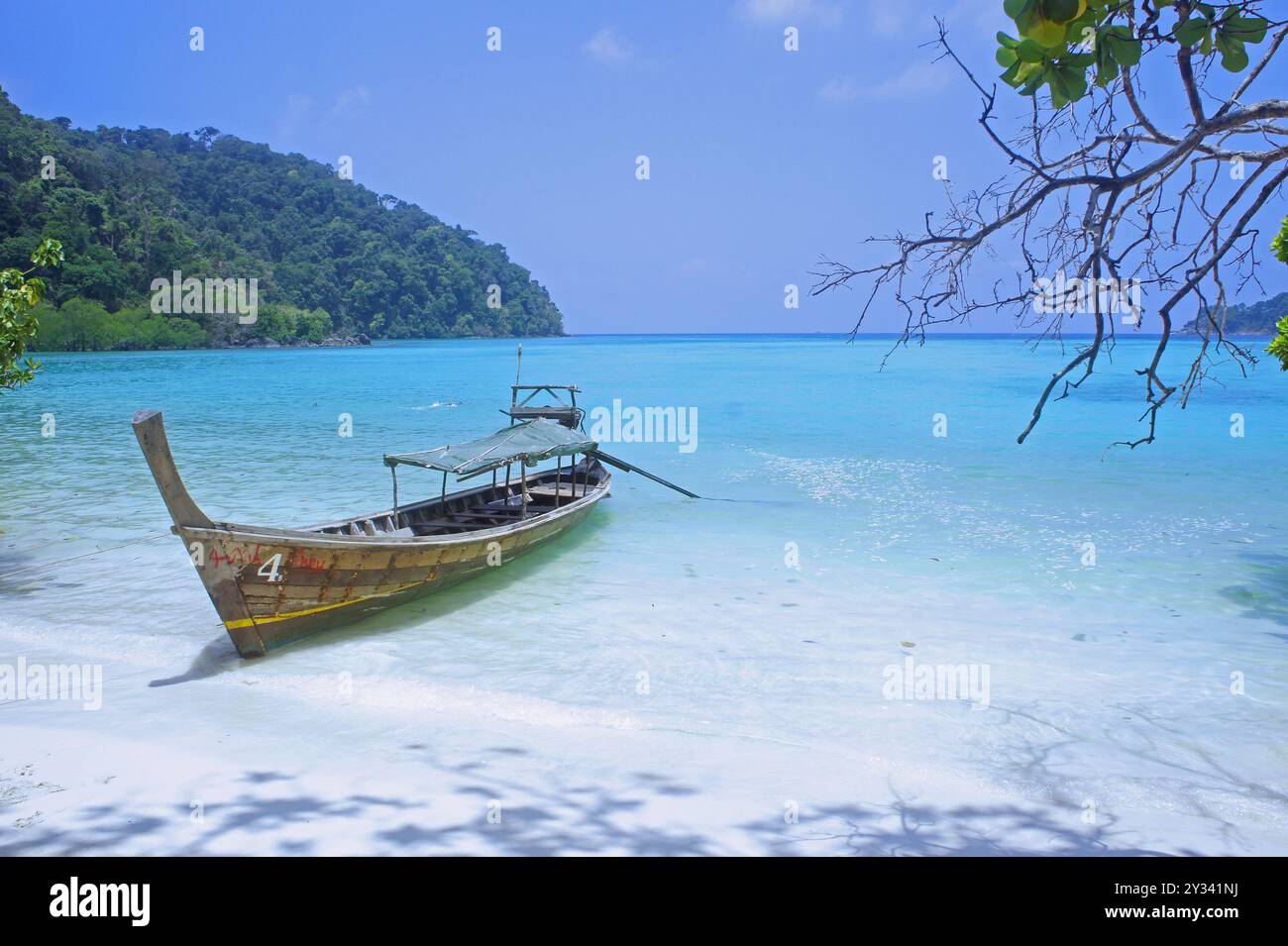 Sea Beach Schiff Boot Langboot blauer Himmel auf surin Insel Thailand Stockfoto