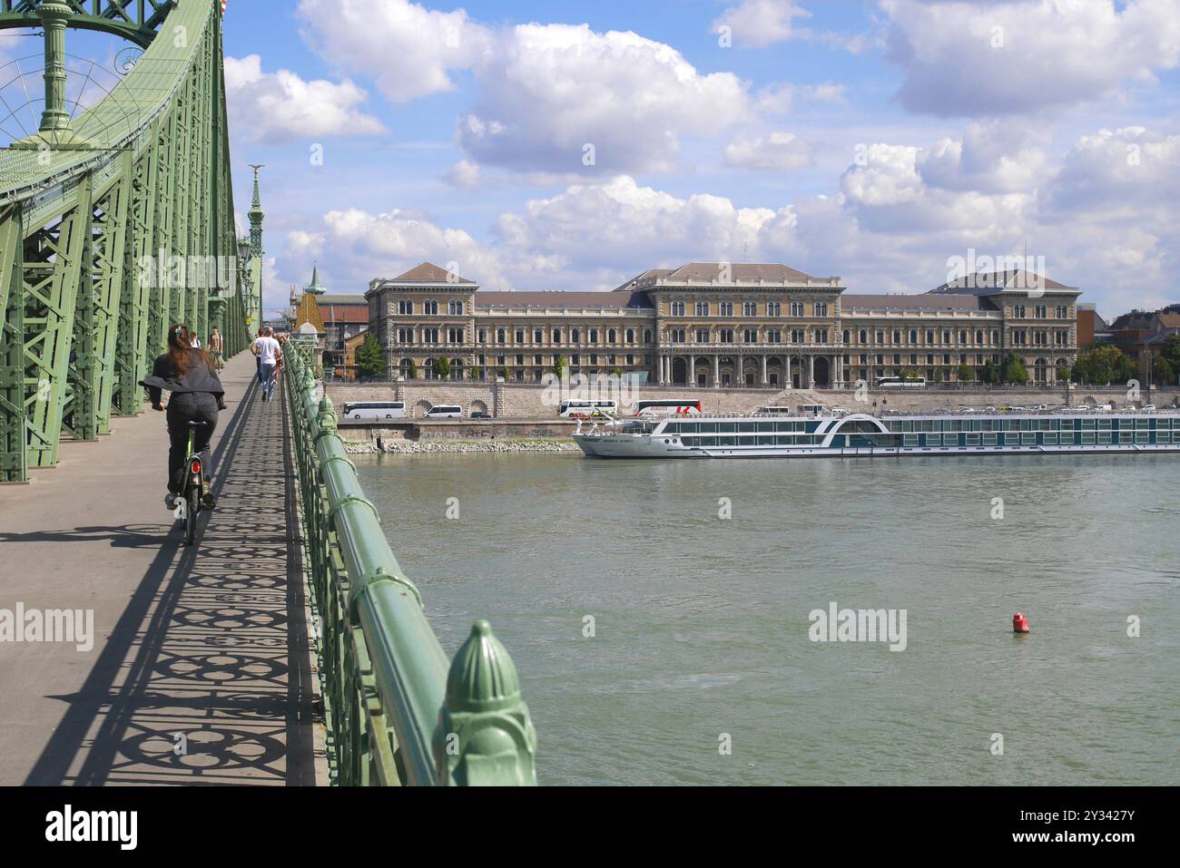 Szabadsag versteckt, Freiheitsbrücke, über die Donau, Corvinus-Universität im Hintergrund, Budapest, Ungarn Stockfoto