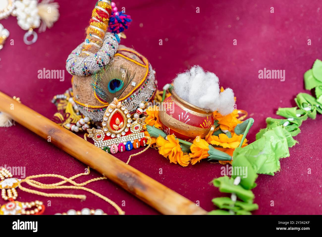 hindugott krishna heilige Pfauenfeder und Flöte Indoor Schuss aus verschiedenen Blickwinkeln Stockfoto