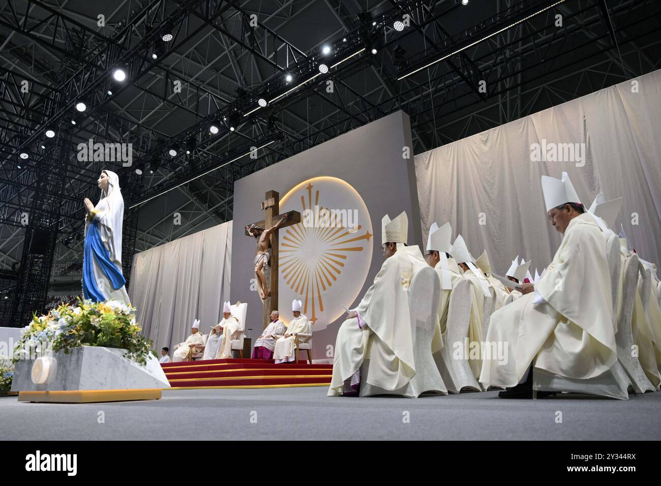 Singapur, Singapur. September 2024. Papst Franziskus führt am 12. September 2024 eine Messe im Nationalstadion in Singapur. Singapur ist der vierte und letzte Halt einer 12-tägigen Marathon-Tour in die Region Asien-Pazifik. Foto von (EV) Vatican Media/ABACAPRESS. COM Credit: Abaca Press/Alamy Live News Stockfoto