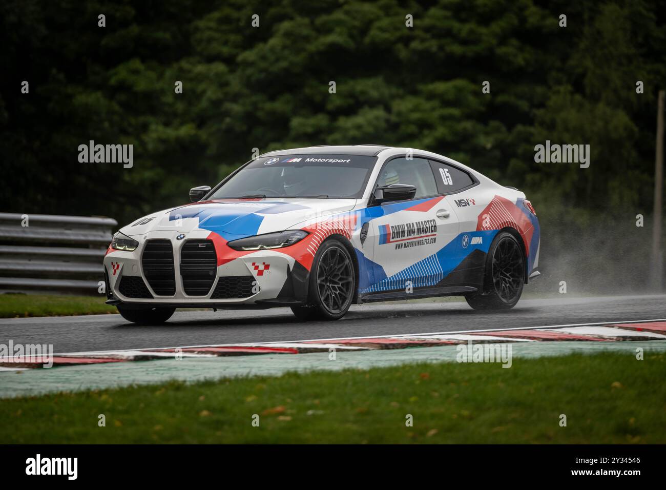 Ein BMW M4 Driving Experience Car auf dem Oulton Park Circuit, Cheshire Stockfoto