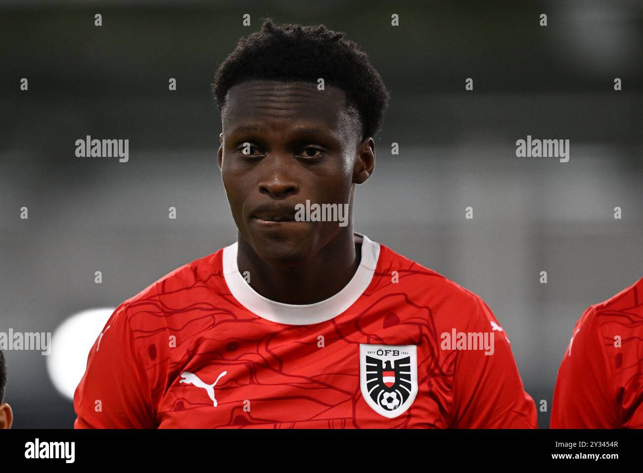 LUTON, ENGLAND – 09. SEPTEMBER: Samson Baidoo aus Österreich sieht während des U21-Freundschaftsspiels zwischen eng auf Kopf, Kopf und Schulter Stockfoto