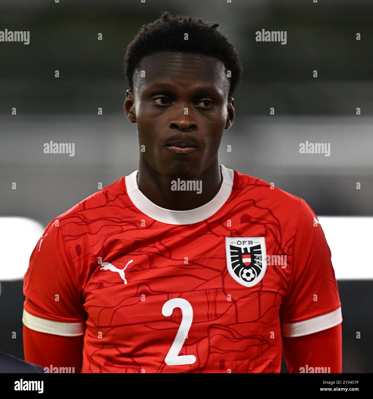 LUTON, ENGLAND – 09. SEPTEMBER: Samson Baidoo aus Österreich sieht während des U21-Freundschaftsspiels zwischen eng auf Kopf, Kopf und Schulter Stockfoto