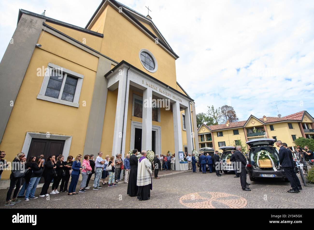 Mailand, Mailand. September 2024. Funerali di Padre, madre e bimbo uccisi dal figlio primogenito a Paderno Dugnano, presso la chiesa di Santa Maria Nascente - Mailand - Giovedì 12 Settembre 2024 (Foto Claudio Furlan/Lapresse) Beerdigung von Vater, Mutter und Baby getötet von erstgeborenem Sohn in Paderno Dugnano, in der Kirche Santa Maria Nascente - Mailand - Donnerstag, 12. Sept. 2024 (Foto Claudio Furlan/Lapresse) Stockfoto