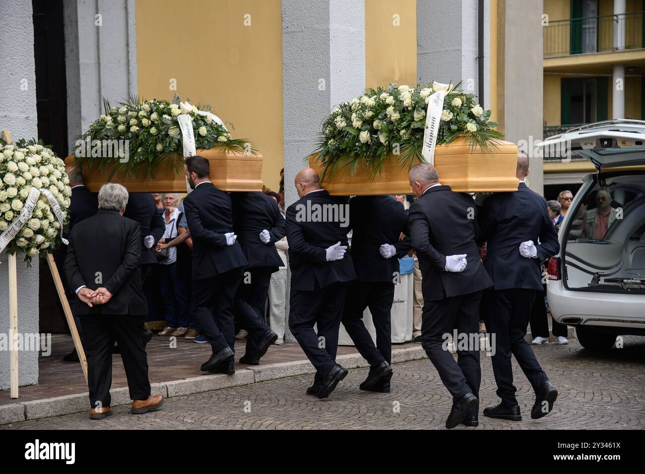 Mailand, Mailand. September 2024. Funerali di Padre, madre e bimbo uccisi dal figlio primogenito a Paderno Dugnano, presso la chiesa di Santa Maria Nascente - Mailand - Giovedì 12 Settembre 2024 (Foto Claudio Furlan/Lapresse) Beerdigung von Vater, Mutter und Baby getötet von erstgeborenem Sohn in Paderno Dugnano, in der Kirche Santa Maria Nascente - Mailand - Donnerstag, 12. Sept. 2024 (Foto Claudio Furlan/Lapresse) Stockfoto