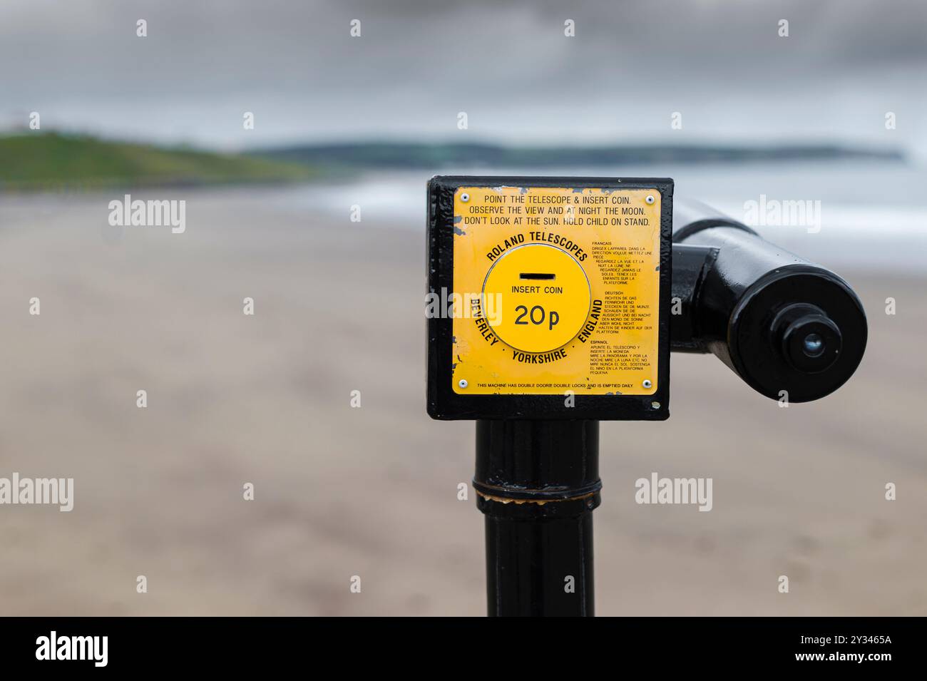 Roland Telescopes: Ein kostenpflichtiges Teleskop am Whitby Pier mit Blick auf den Strand. Stockfoto