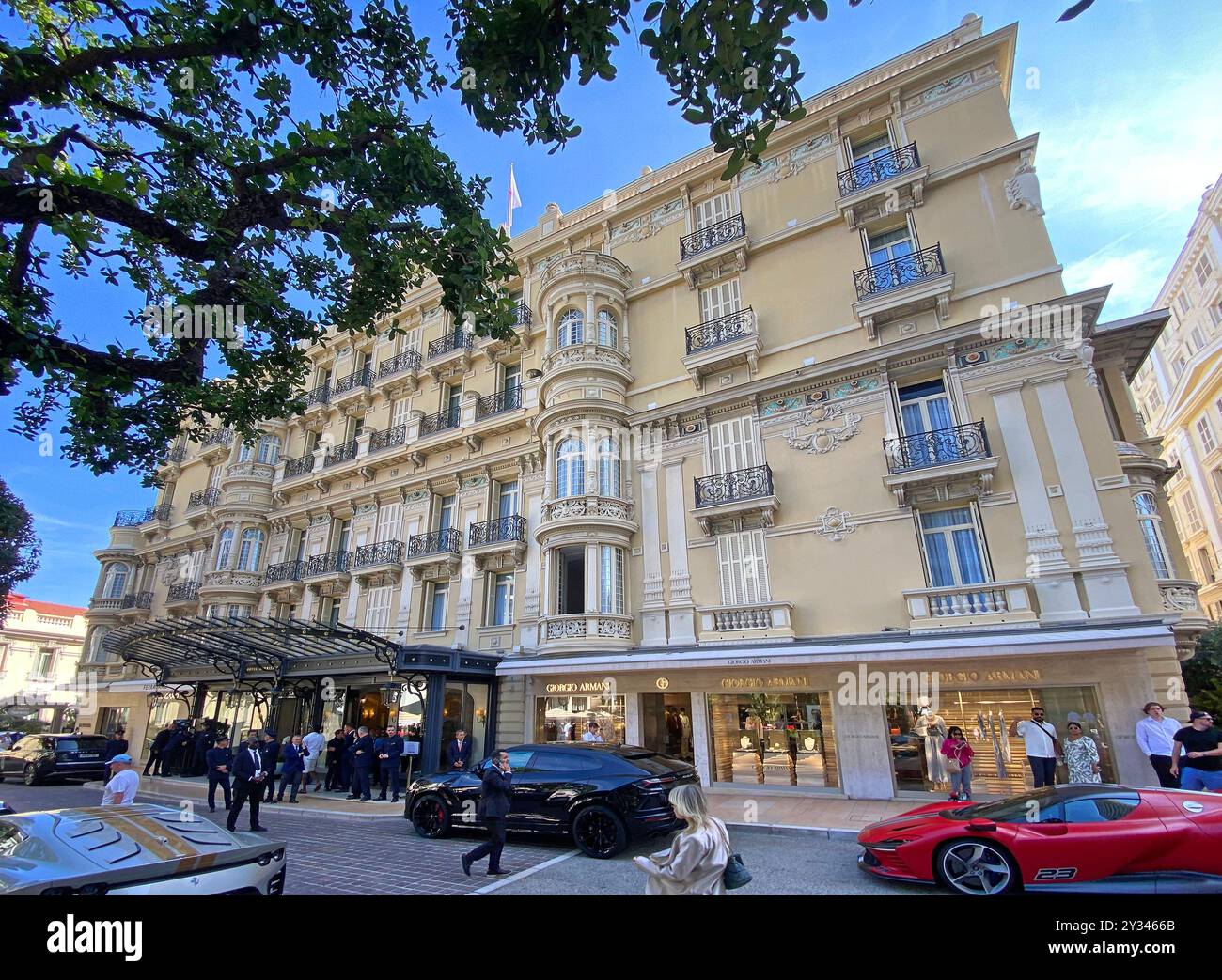 Ferrari Supercars parkten vor dem Hermitage Hotel im Zentrum von Monte Carlo, Monaco, während des Renntages des Formel 1 Grand Prix von Monaco. Stockfoto