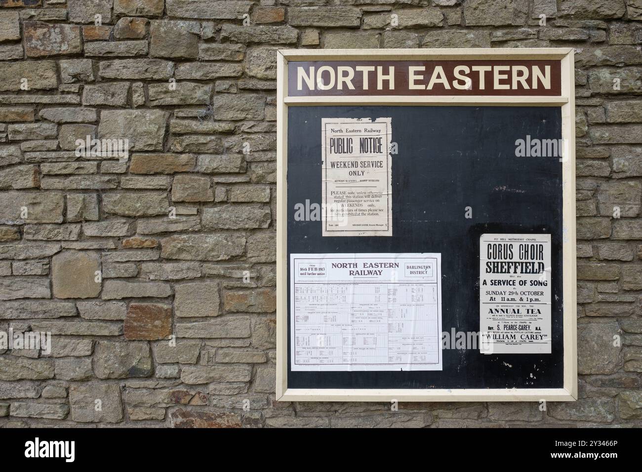 North Eastern Railway Notizboard in der Nähe des Bahnhofs im Freilichtmuseum Beamish, County Durham, England, Großbritannien. Horizontales oder Querformat mit Stockfoto