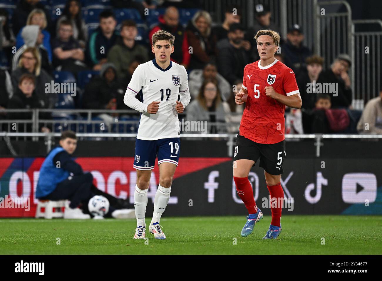 LUTON, ENGLAND – 9. SEPTEMBER: Tom Fellows aus England und Paul-Friedrich Koller aus Österreich während des U21-Freundschaftsspiels zwischen England Stockfoto