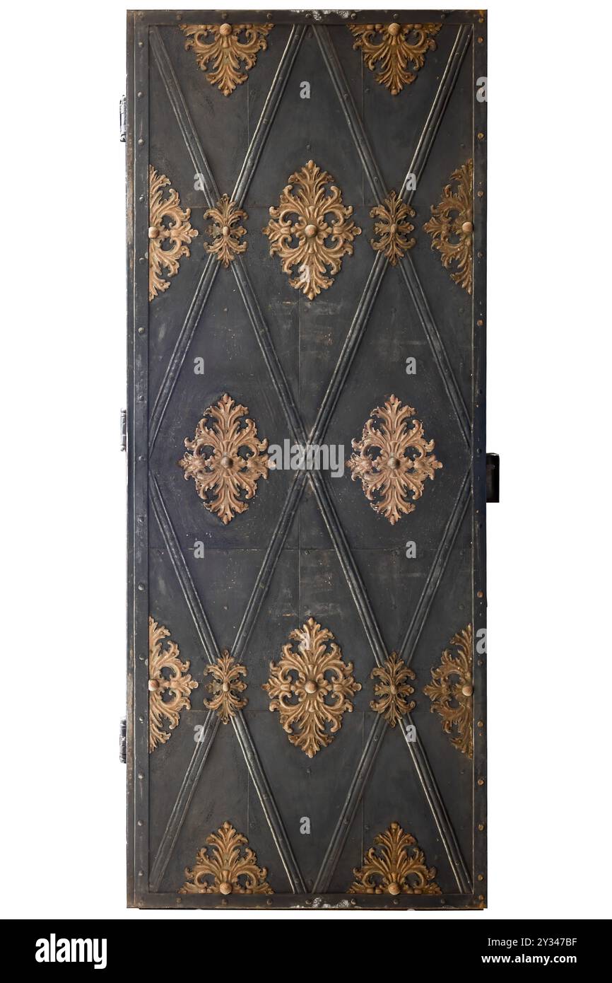 Alte schwarze Metalltür mit goldenen Ornamenten in einer Steinmauer, die normalerweise in Kathedralen, Kirchen, Palästen und Schlössern verwendet wird, isoliert auf weißem Hintergrund Stockfoto