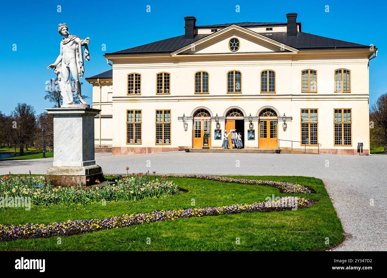 Stockholm, Schweden: 3. Mai 2024: Marmorstatue des Apollo vor dem alten Theatergebäude in der Nähe des Palastes Drottningholm in Stockholm Stockfoto