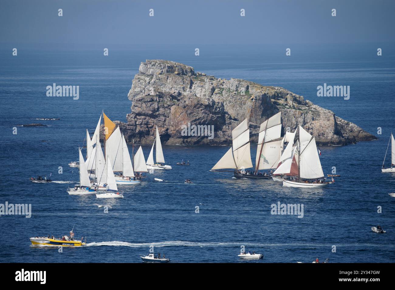 Die große Parade von großen Schiffen und traditionellen Segelbooten (Brest nach Douarnenez). Seefahrtsfestival Brest 2024 (Finistère, Bretagne, Frankreich). Stockfoto