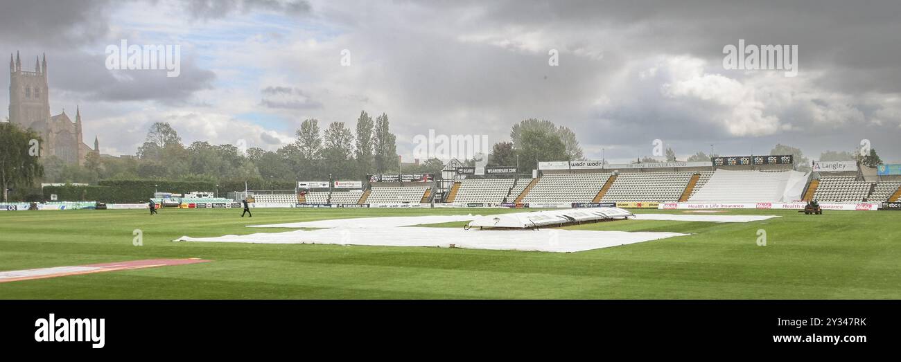 Aufgenommen in Worcester, Großbritannien am 12. September 2024 im Worcestershire County Cricket Club, New Road, ist Worcester Rain angekommen und die Cover sind während des Vitality County Championship Matches 2024 zwischen Worcestershire CCC und Warwickshire CCC auf dem Bild nur für redaktionelle Zwecke verfügbar – Verleihung an Stu Leggett über Alamy Live News Stockfoto