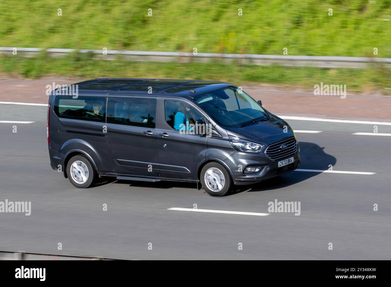 2022 Grey Ford Tourneo Custom 320 TI EBL, 185 BHP SWB TITAN 9-SITZIGER Beifahrerwagen; Auto auf der Autobahn M6, Manchester, Großbritannien Stockfoto