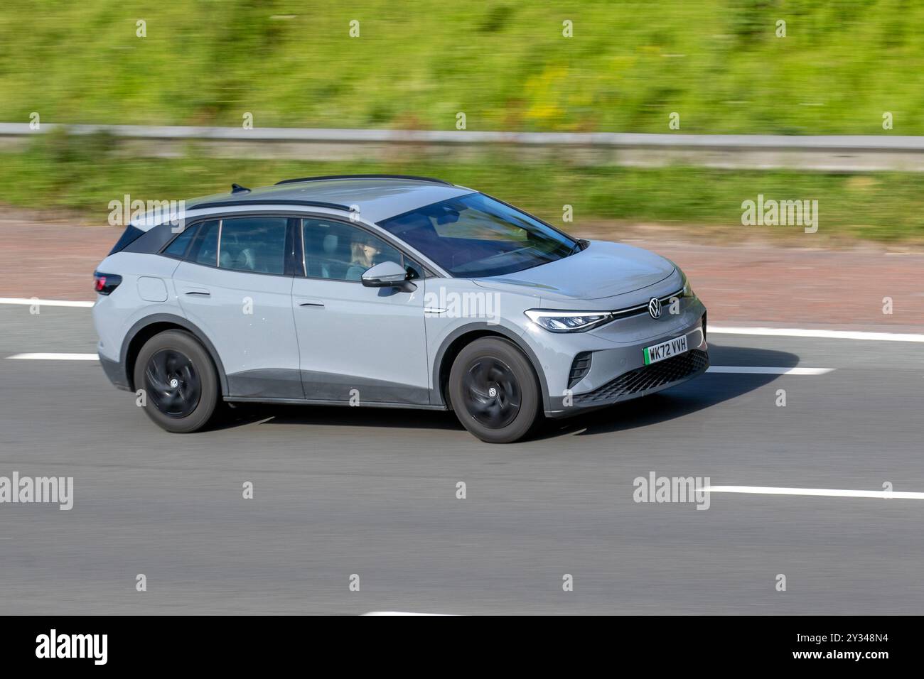 2022 Grau VW Volkswagen ID4 Life, Pure 52 kWh Life Auto 5-Türer, 1-Gang-Automatikwagen mit 5 Türen; Fahren auf der Autobahn M6, Manchester, Großbritannien Stockfoto