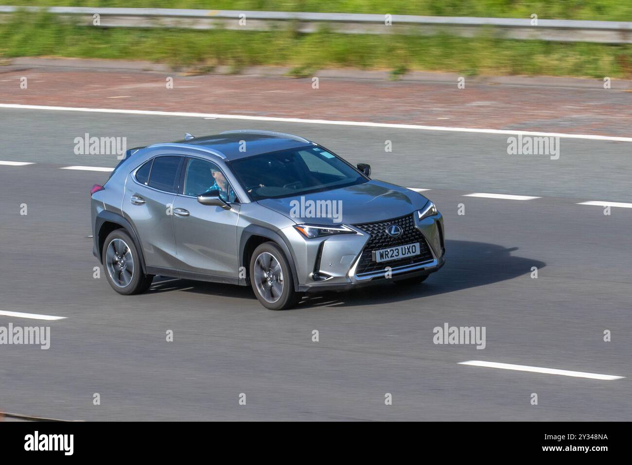 2023 Silver Lexus UX 250H 4X2 CVT; Fahren auf der Autobahn M6, Manchester, Großbritannien Stockfoto