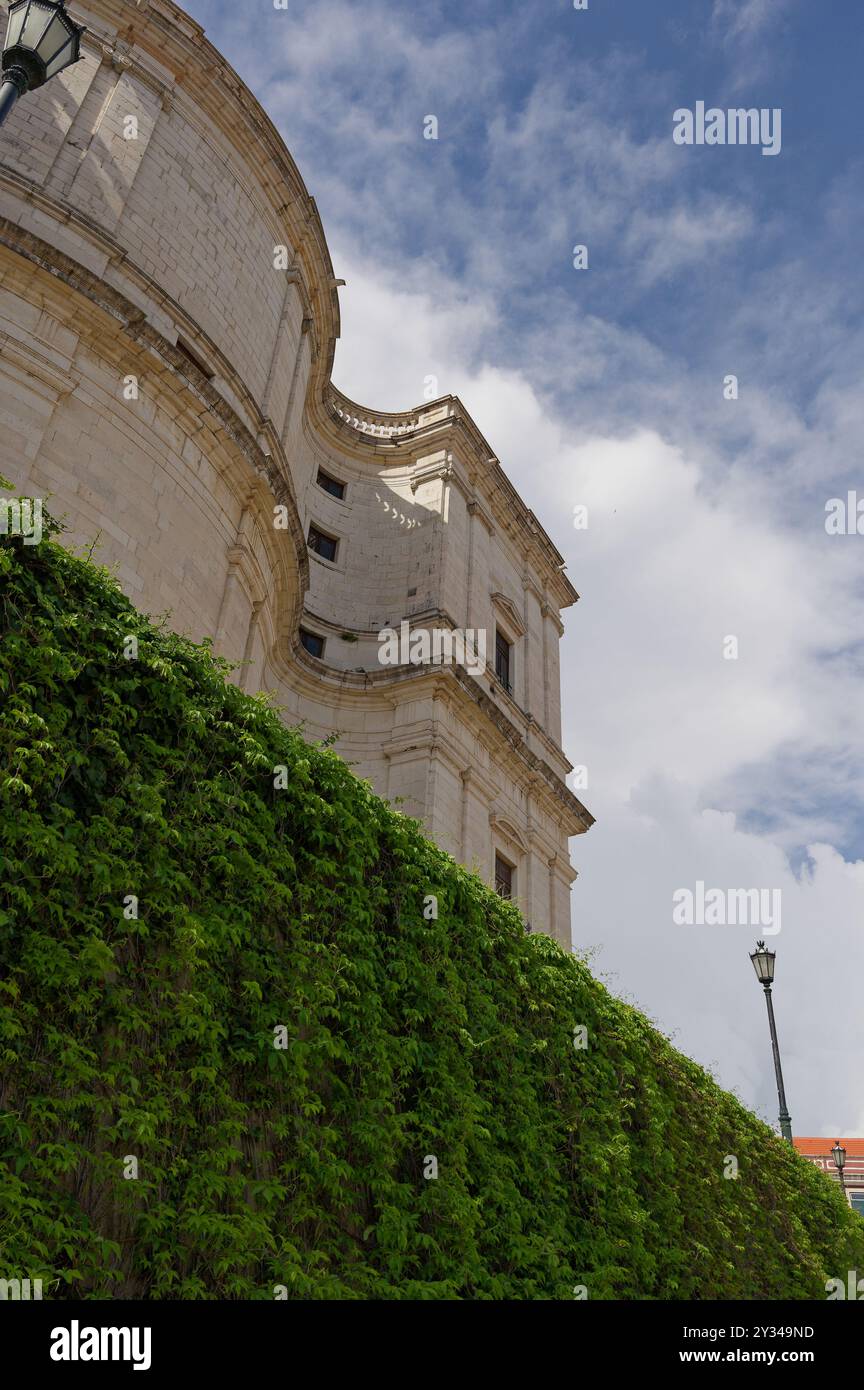 Abschnitt des Panteão Nacional mit seiner großen Steinarchitektur im Kontrast zum blauen Himmel Stockfoto