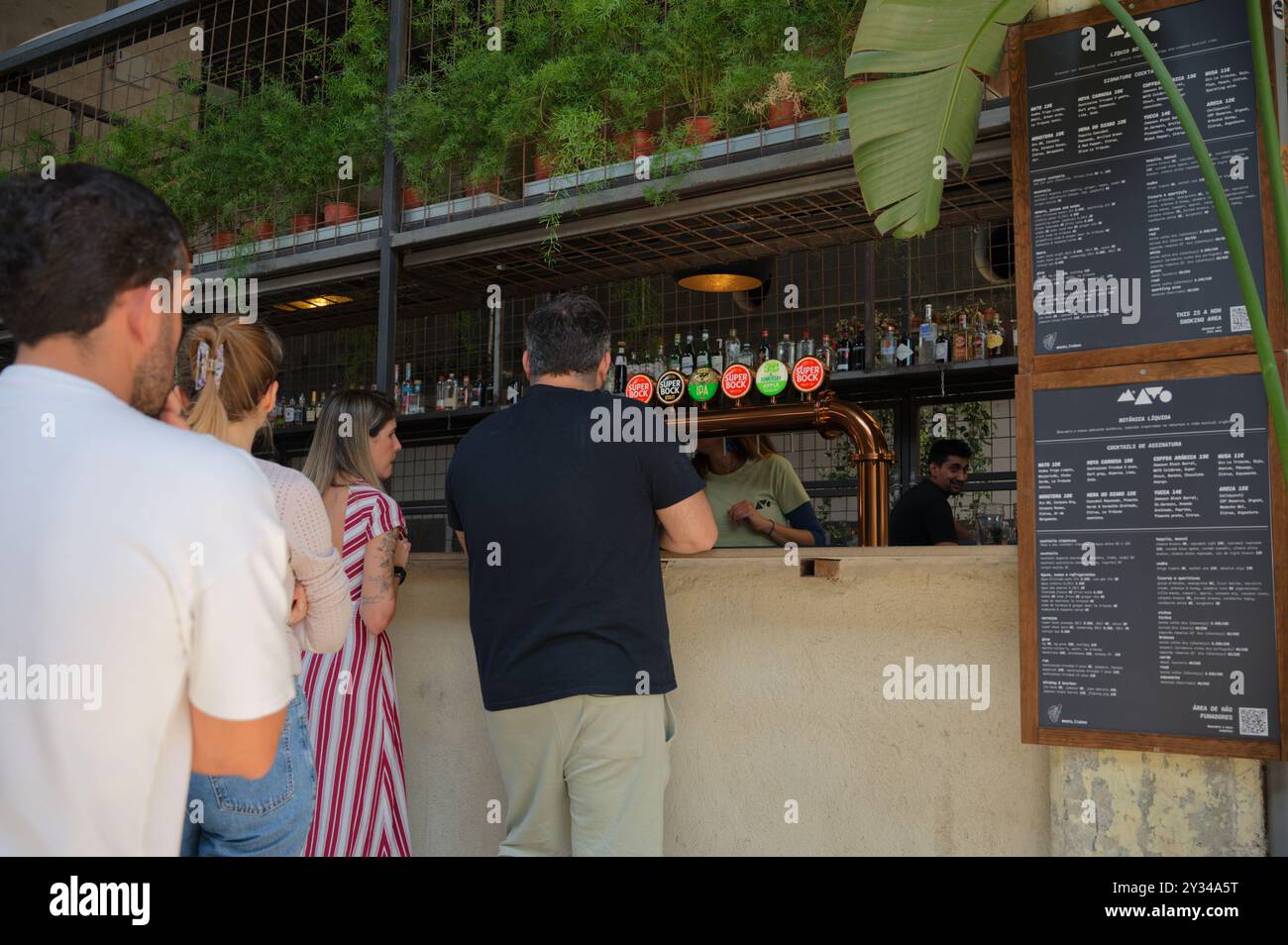 Die Leute warten an der Bar und entscheiden sich für Getränke im Kulturzentrum 8 Marvila Stockfoto