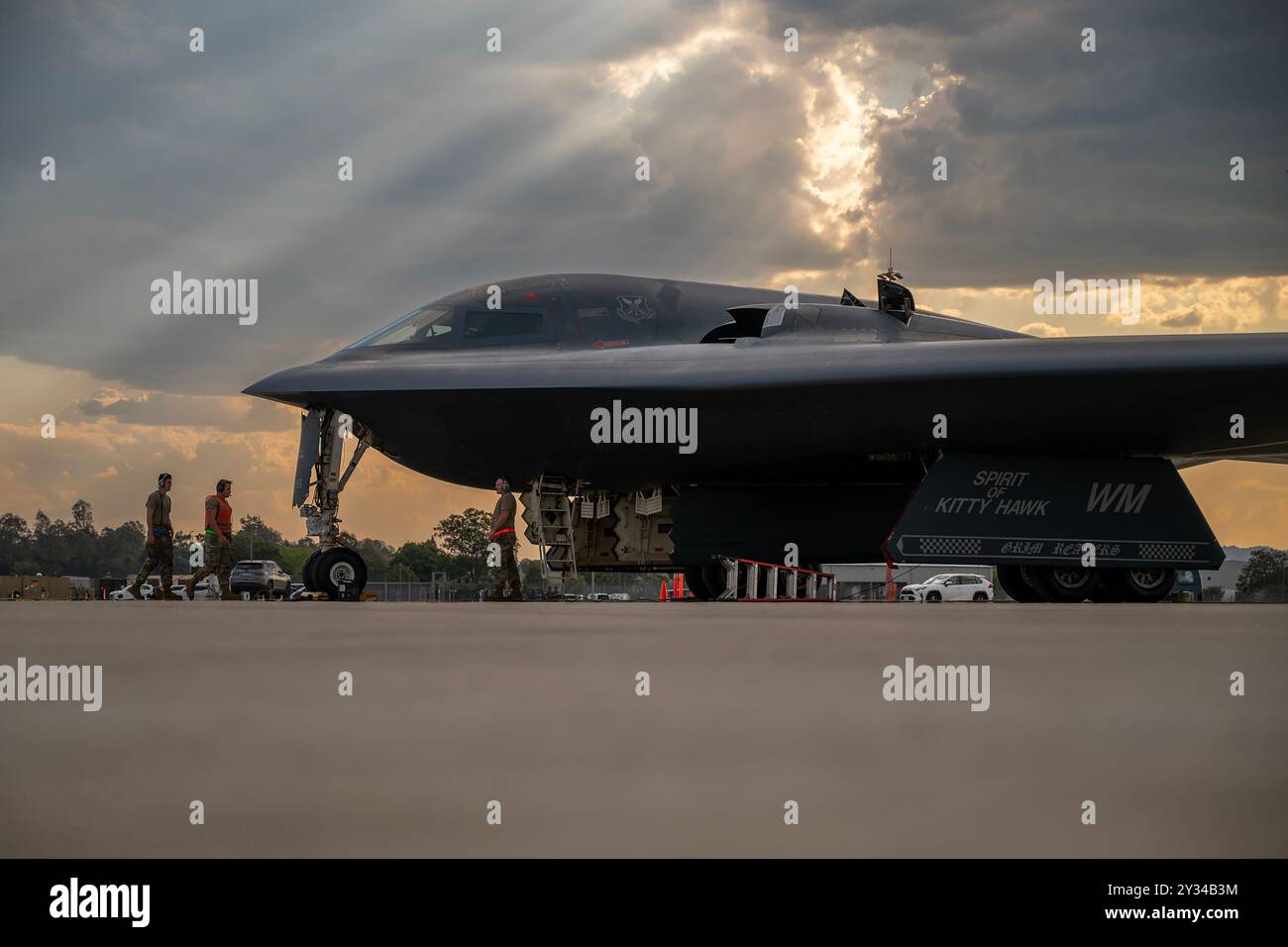 Die US-Luftwaffe, die der 110th Expeditionary Bomb Squadron zugeteilt sind, bereiten einen B-2 Spirit für das Auftanken der Hot-Grube während eines Bomber Task Force-Einsatzes vor Stockfoto